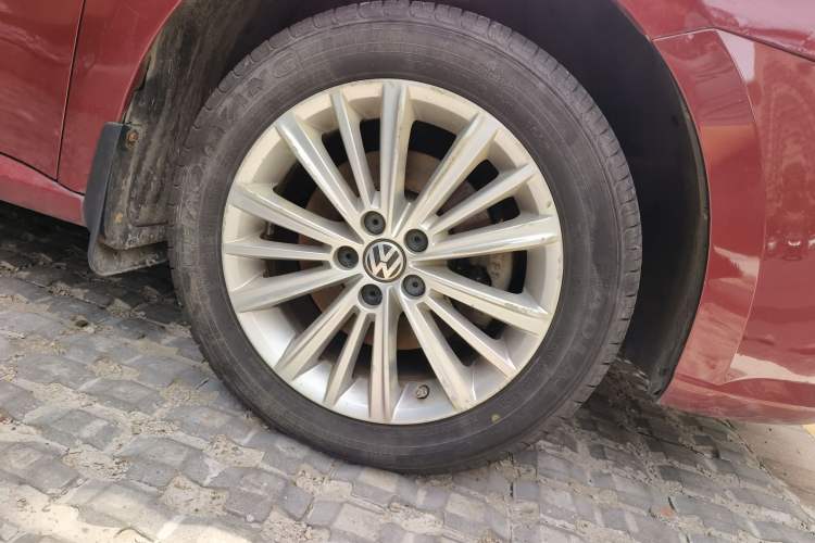 Used Volkswagen Gran Lavida 2013 1.6L Automatic Comfort Model Right Front Wheel Hub