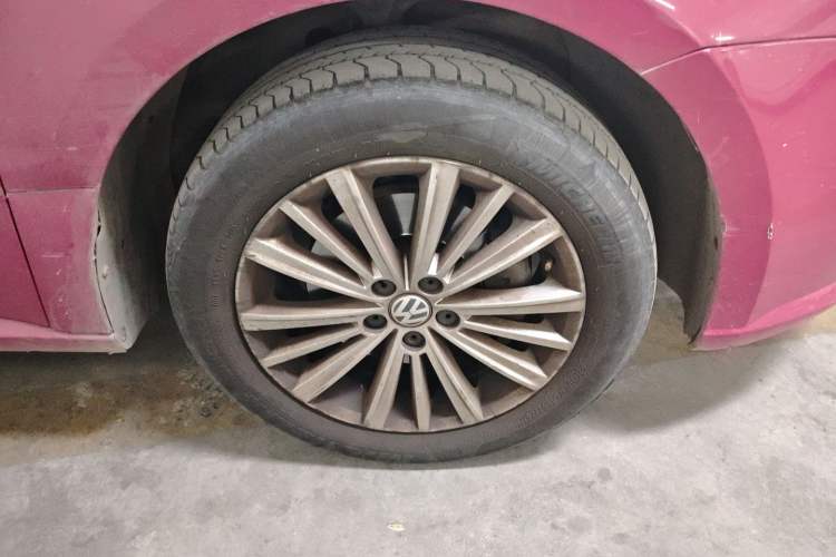 Used Volkswagen Gran Lavida 2013 1.4 TSI Automatic Comfort Model Right Front Wheel Hub