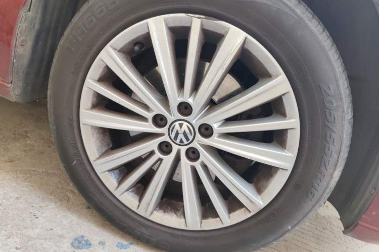 Used Volkswagen Gran Lavida 2013 1.4 TSI Automatic Comfort Model Right Front Wheel Hub