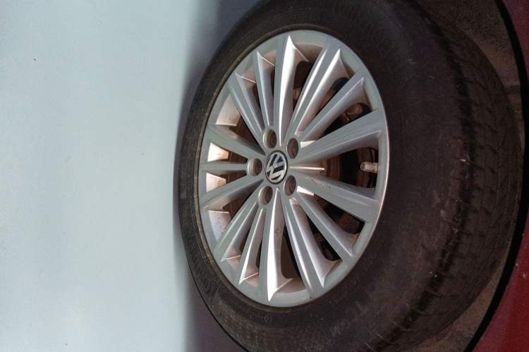 Used Volkswagen Gran Lavida 2013 1.6L Automatic Comfort Model Right Rear Wheel Hub