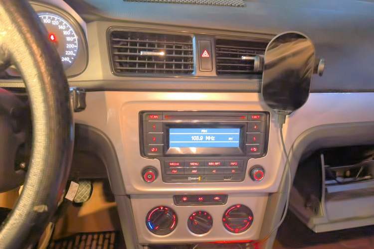 Used Volkswagen Gran Lavida 2013 1.6L Manual Fashion Model Audio And AC Panel