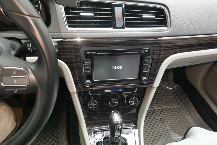 Used Volkswagen Gran Lavida 2013 1.6L Automatic Luxury Model Audio And AC Panel