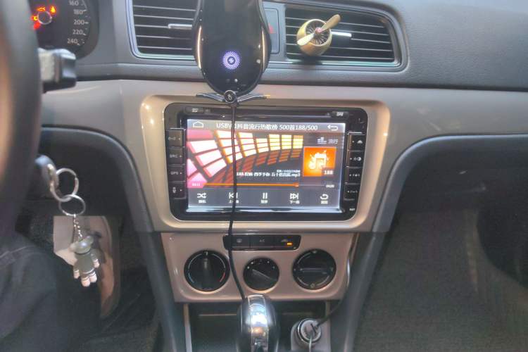 Used Volkswagen Gran Lavida 2013 1.6L Automatic Fashion Model Audio And AC Panel