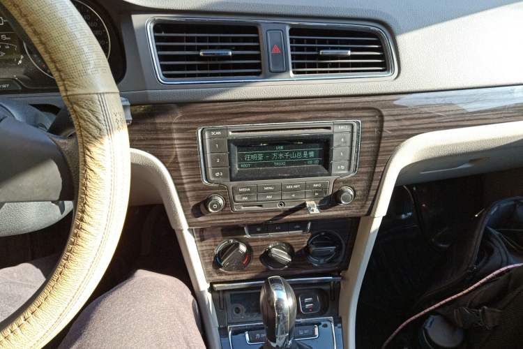 Used Volkswagen Gran Lavida 2013 1.6L Automatic Comfort Model Audio And AC Panel