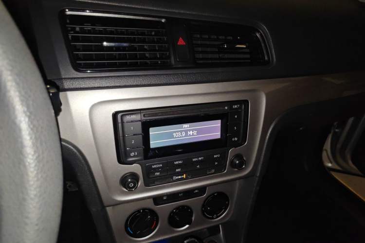 Used Volkswagen Gran Lavida 2013 1.6L Automatic Fashion Model Audio And AC Panel
