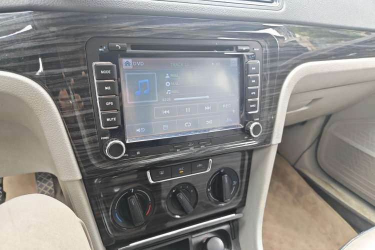Used Volkswagen Gran Lavida 2013 1.6L Manual Comfort Model Audio And AC Panel