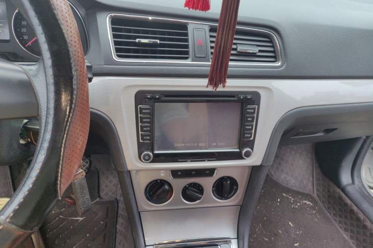 Used Volkswagen Gran Lavida 2013 1.6L Manual Comfort Model Audio And AC Panel