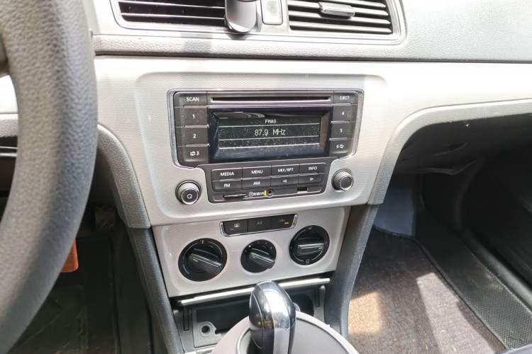 Used Volkswagen Gran Lavida 2013 1.6L Automatic Comfort Model Audio And AC Panel