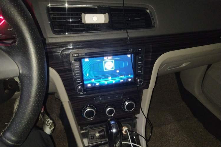 Used Volkswagen Gran Lavida 2013 1.6L Automatic Comfort Model Audio And AC Panel