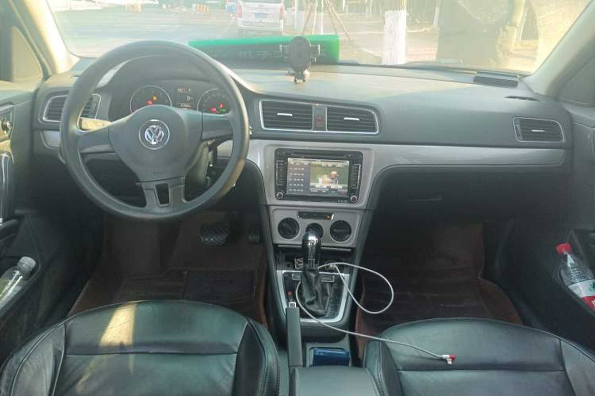 Used Volkswagen Gran Lavida 2013 1.6L Automatic Comfort Model Center Console