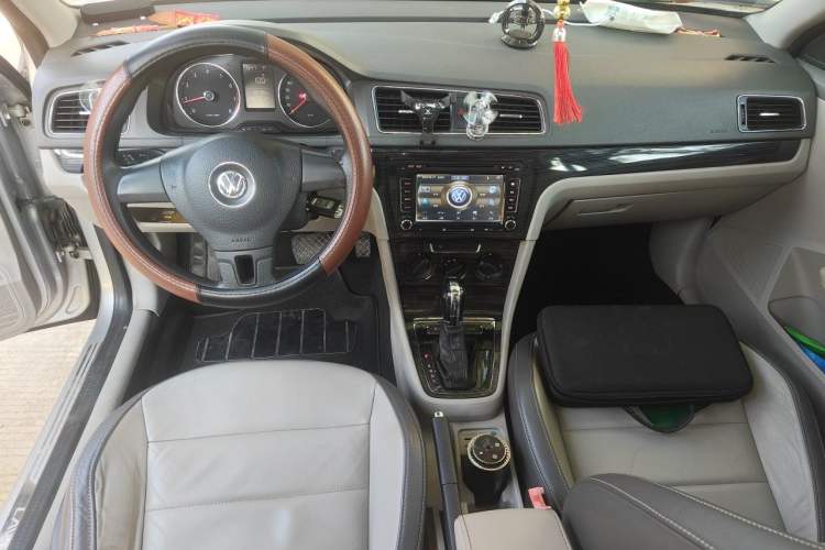 Used Volkswagen Gran Lavida 2013 1.4 TSI Automatic Comfort Model Center Console
