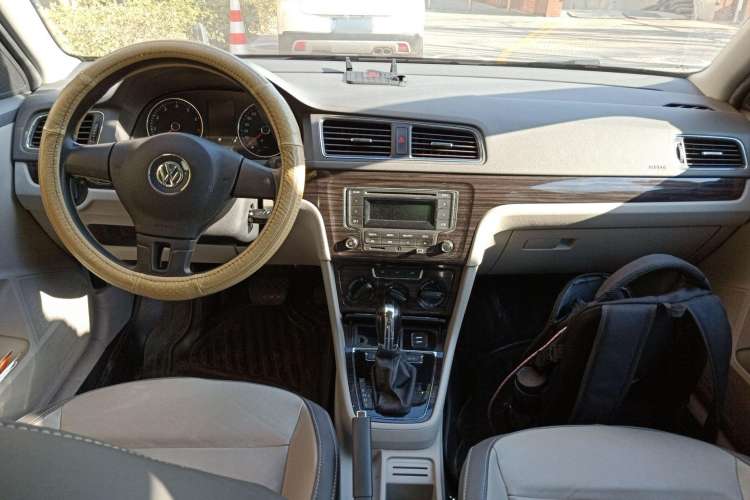 Used Volkswagen Gran Lavida 2013 1.6L Automatic Comfort Model Center Console