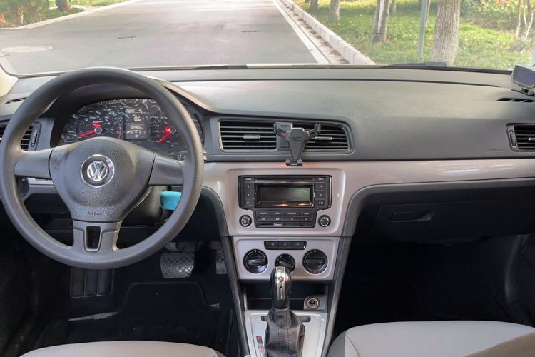 Used Volkswagen Gran Lavida 2013 1.6L Automatic Fashion Model Center Console