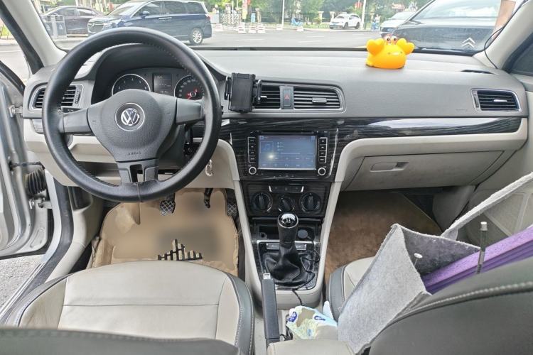Used Volkswagen Gran Lavida 2013 1.6L Manual Comfort Model Center Console