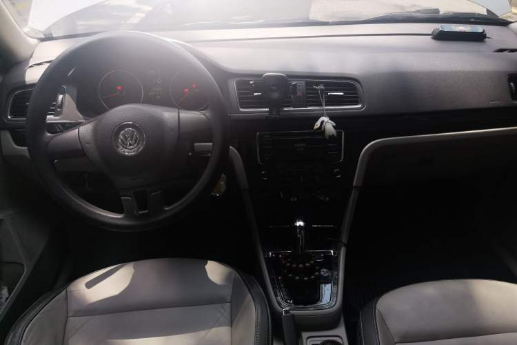 Used Volkswagen Gran Lavida 2013 1.6L Automatic Comfort Model Center Console