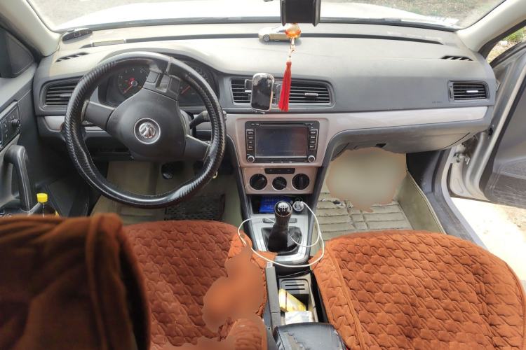 Used Volkswagen Gran Lavida 2013 1.6L Manual Fashion Model Center Console