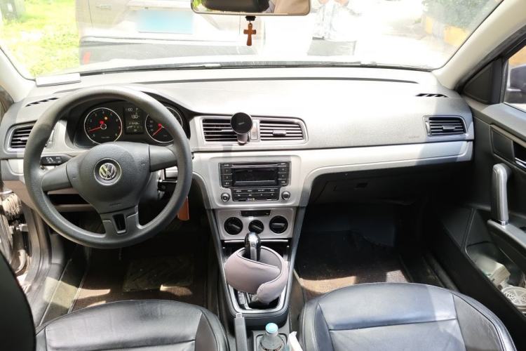 Used Volkswagen Gran Lavida 2013 1.6L Automatic Comfort Model Center Console