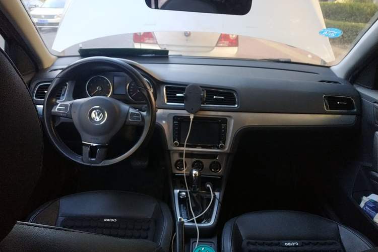 Used Volkswagen Gran Lavida 2013 1.6L Automatic Luxury Model Center Console