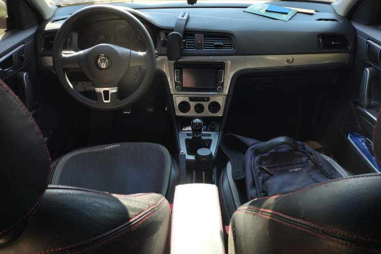 Used Volkswagen Gran Lavida 2013 1.6L Manual Fashion Model Center Console