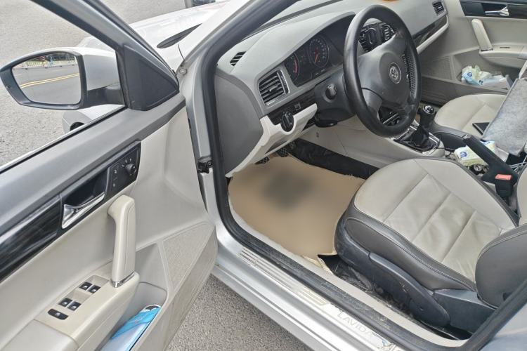 Used Volkswagen Gran Lavida 2013 1.6L Manual Comfort Model Driver Seat