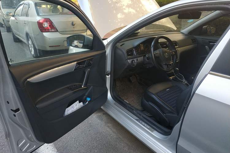Used Volkswagen Gran Lavida 2013 1.6L Automatic Luxury Model Driver Seat