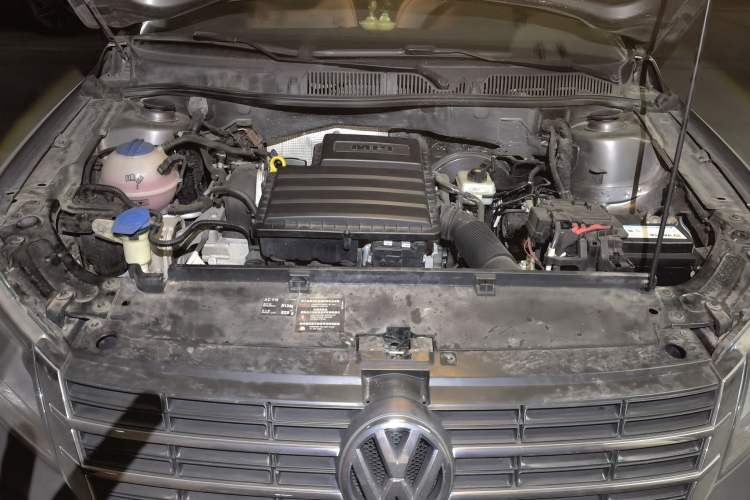Used Volkswagen Gran Lavida 2013 1.6L Manual Fashion Model Engine Bay