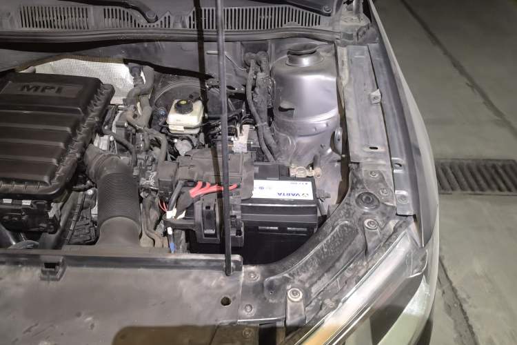Used Volkswagen Gran Lavida 2013 1.6L Manual Fashion Model Engine Bay Left