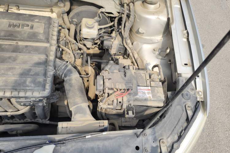 Used Volkswagen Gran Lavida 2013 1.6L Manual Fashion Model Engine Bay Left