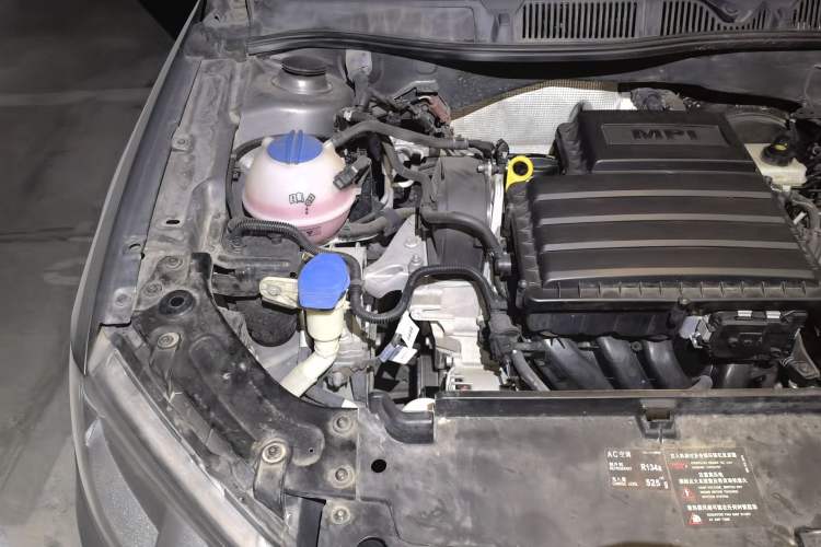 Used Volkswagen Gran Lavida 2013 1.6L Manual Fashion Model Engine Bay Right