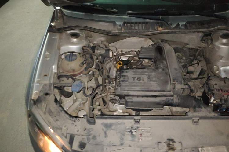 Used Volkswagen Gran Lavida 2013 1.4 TSI Automatic Comfort Model Engine Bay Right