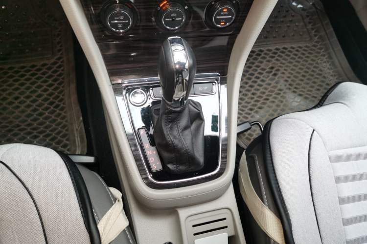 Used Volkswagen Gran Lavida 2013 1.6L Automatic Luxury Model Gear Lever