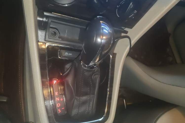 Used Volkswagen Gran Lavida 2013 1.6L Automatic Comfort Model Gear Lever