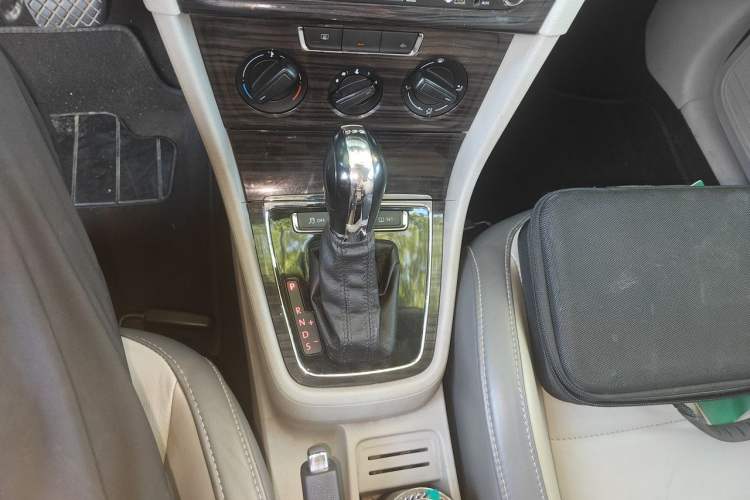Used Volkswagen Gran Lavida 2013 1.4 TSI Automatic Comfort Model Gear Lever