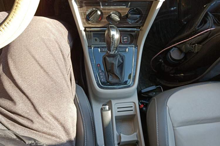 Used Volkswagen Gran Lavida 2013 1.6L Automatic Comfort Model Gear Lever