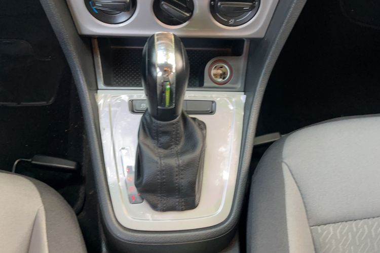 Used Volkswagen Gran Lavida 2013 1.6L Automatic Fashion Model Gear Lever