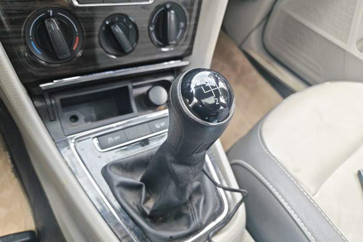 Used Volkswagen Gran Lavida 2013 1.6L Manual Comfort Model Gear Lever