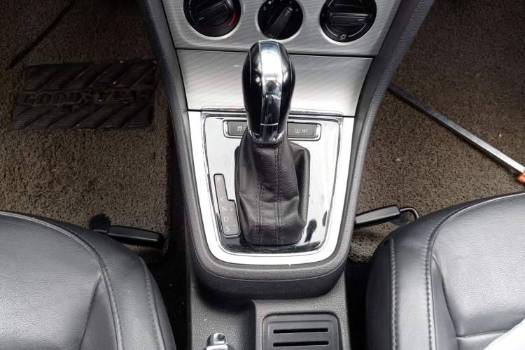 Used Volkswagen Gran Lavida 2013 1.6L Automatic Comfort Model Gear Lever