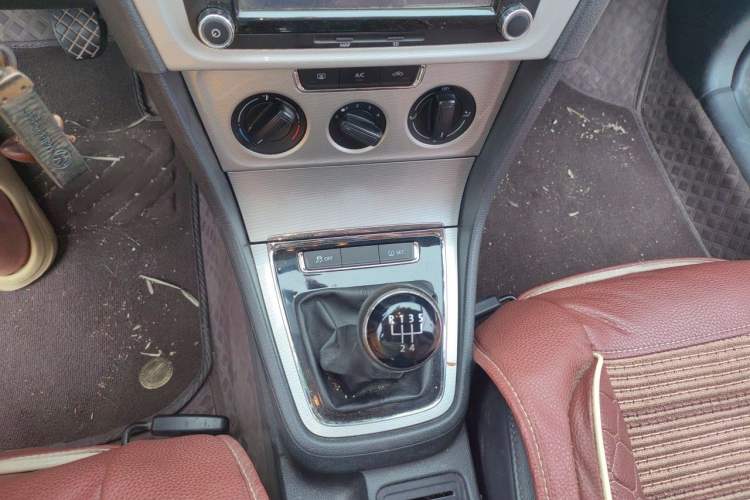 Used Volkswagen Gran Lavida 2013 1.6L Manual Comfort Model Gear Lever