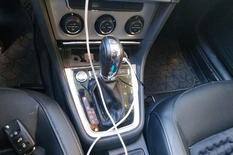 Used Volkswagen Gran Lavida 2013 1.6L Automatic Luxury Model Gear Lever