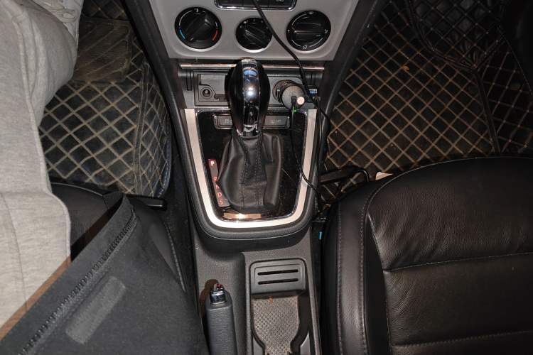 Used Volkswagen Gran Lavida 2013 1.6L Automatic Comfort Model Gear Lever