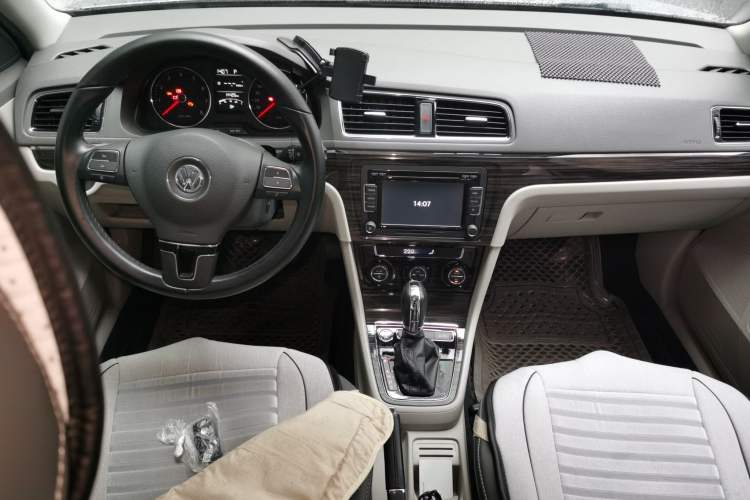 Used Volkswagen Gran Lavida 2013 1.6L Automatic Luxury Model Interior 2