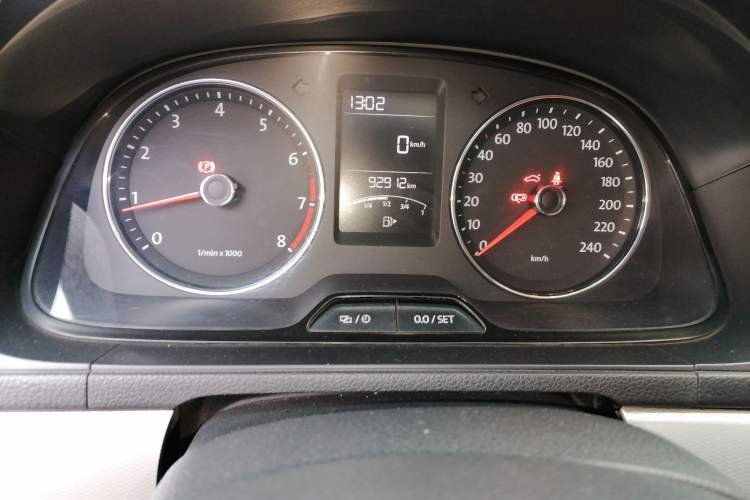 Used Volkswagen Gran Lavida 2013 1.4 TSI Manual Comfort Model Odometer Close Up