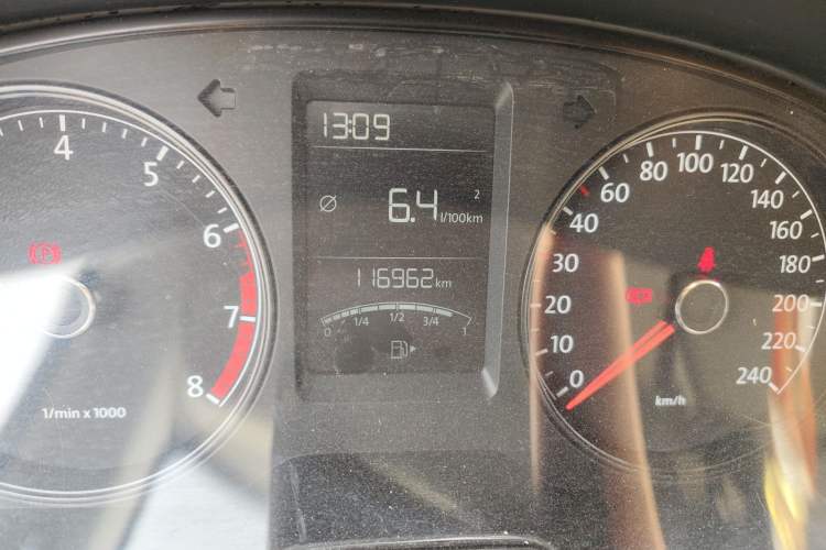 Used Volkswagen Gran Lavida 2013 1.6L Manual Fashion Model Odometer Close Up