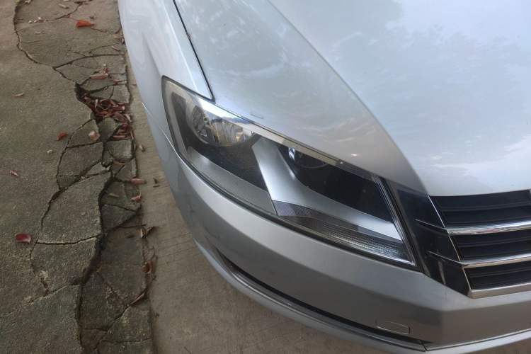 Used Volkswagen Gran Lavida 2013 1.4 TSI Automatic Comfort Model Right Front Headlight