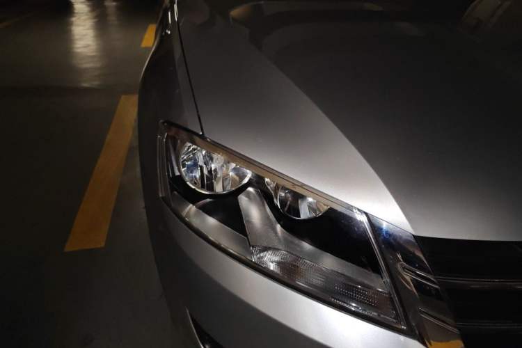 Used Volkswagen Gran Lavida 2013 1.6L Automatic Fashion Model Right Front Headlight