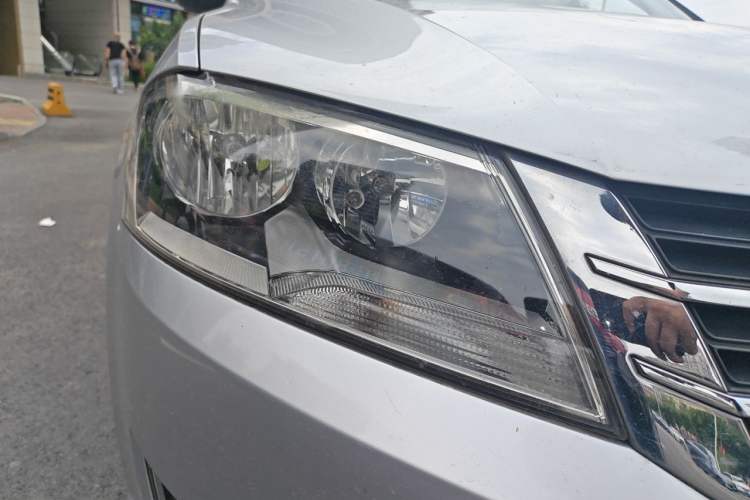 Used Volkswagen Gran Lavida 2013 1.6L Manual Comfort Model Right Front Headlight