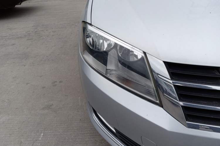 Used Volkswagen Gran Lavida 2013 1.6L Automatic Comfort Model Right Front Headlight