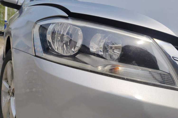 Used Volkswagen Gran Lavida 2013 1.6L Manual Fashion Model Right Front Headlight