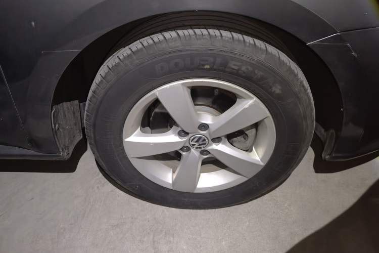 Used Volkswagen Gran Lavida 2013 1.6L Manual Fashion Model Right Front Wheel Hub