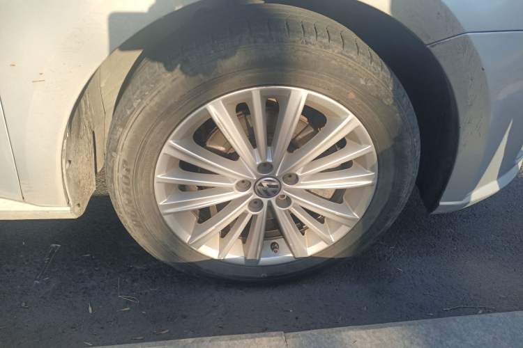 Used Volkswagen Gran Lavida 2013 1.6L Automatic Comfort Model Right Front Wheel Hub